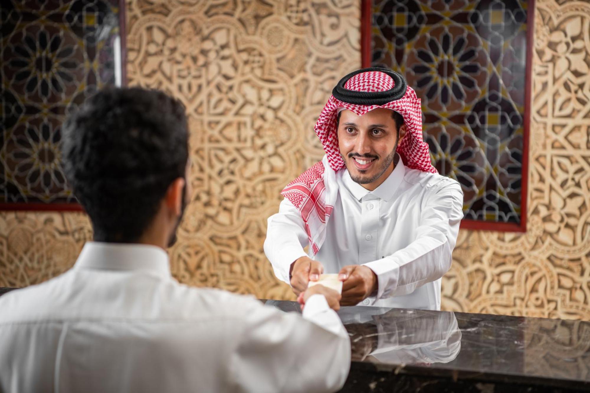 Hotel Al Shohada By Palm Rich Makkah Mekka Zewnętrze zdjęcie Arab men greeting each other