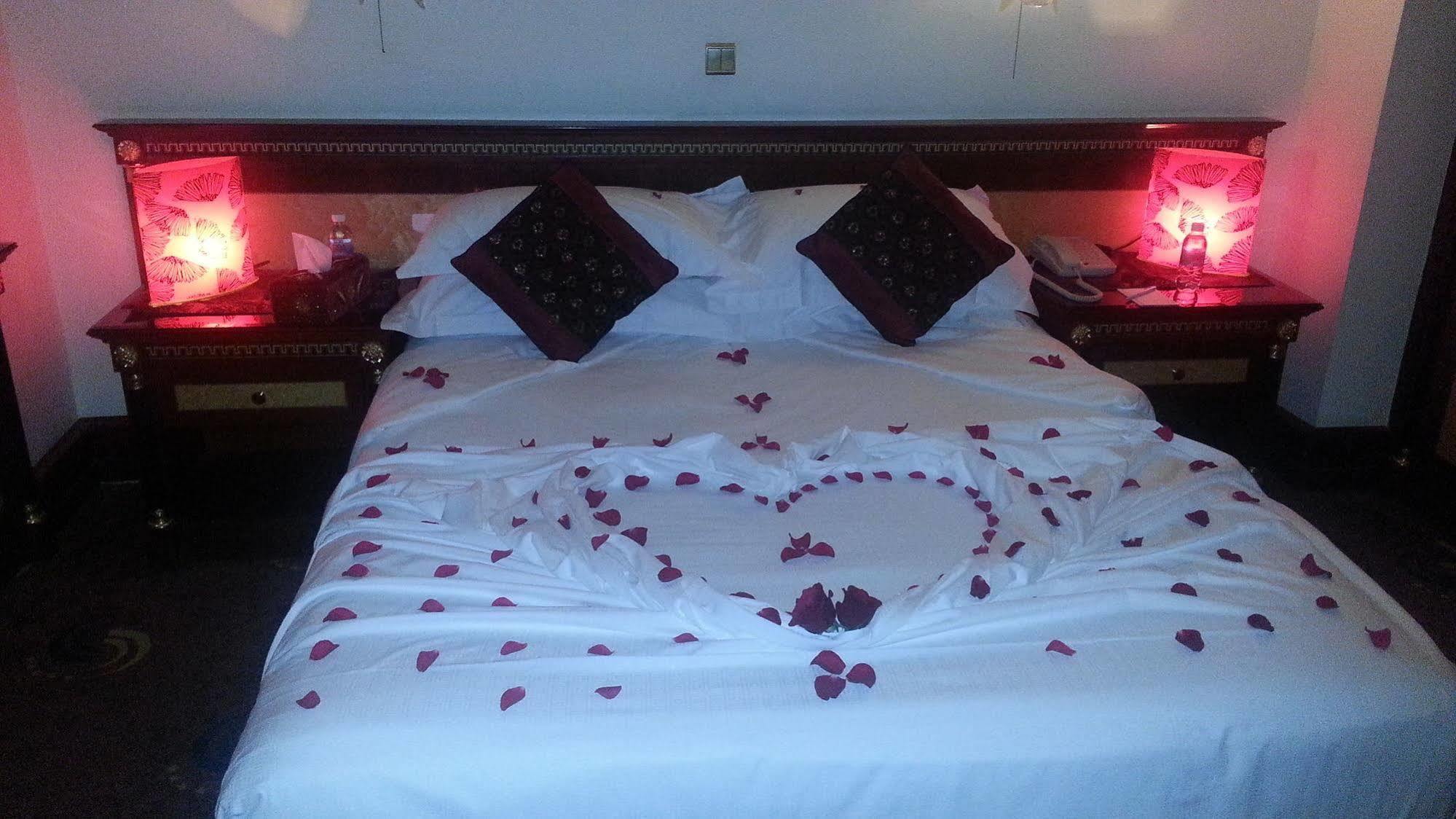 Hotel Al Shohada By Palm Rich Makkah Mekka Zewnętrze zdjęcie A bed with rose petals
